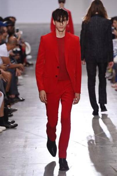 Collezione rigorosa, linee semplici e asciutte da Costume National. I pantaloni rossi si abbinano con  gli stivali neri. (Getty Images)
